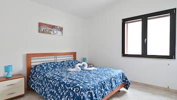 5 bedrooms, iron/ironing board, bed sheets