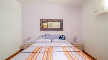 5 dormitorios, tabla de planchar con plancha, ropa de cama