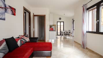 Una televisión, una chimenea