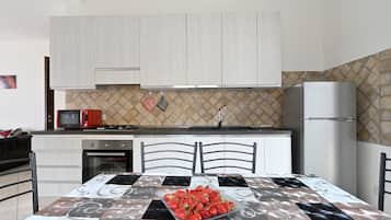 Frigorifero, microonde, forno, piano cottura