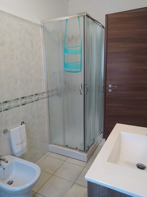 Een douche, een haardroger, handdoeken