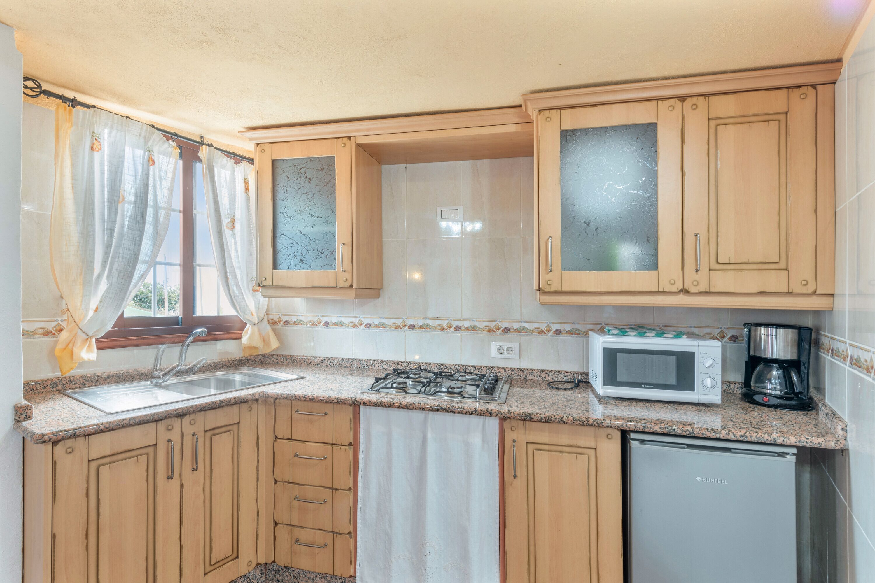 Frigorífico, microondas, placa de cocina y cafetera o tetera