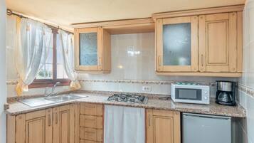 Geladeira, micro-ondas, cooktop, cafeteira/chaleira