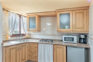 Kühlschrank, Mikrowelle, Herdplatte, Wasserkocher mit Kaffee-/Teezubehör