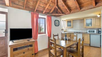 Kühlschrank, Mikrowelle, Herdplatte, Wasserkocher mit Kaffee-/Teezubehör