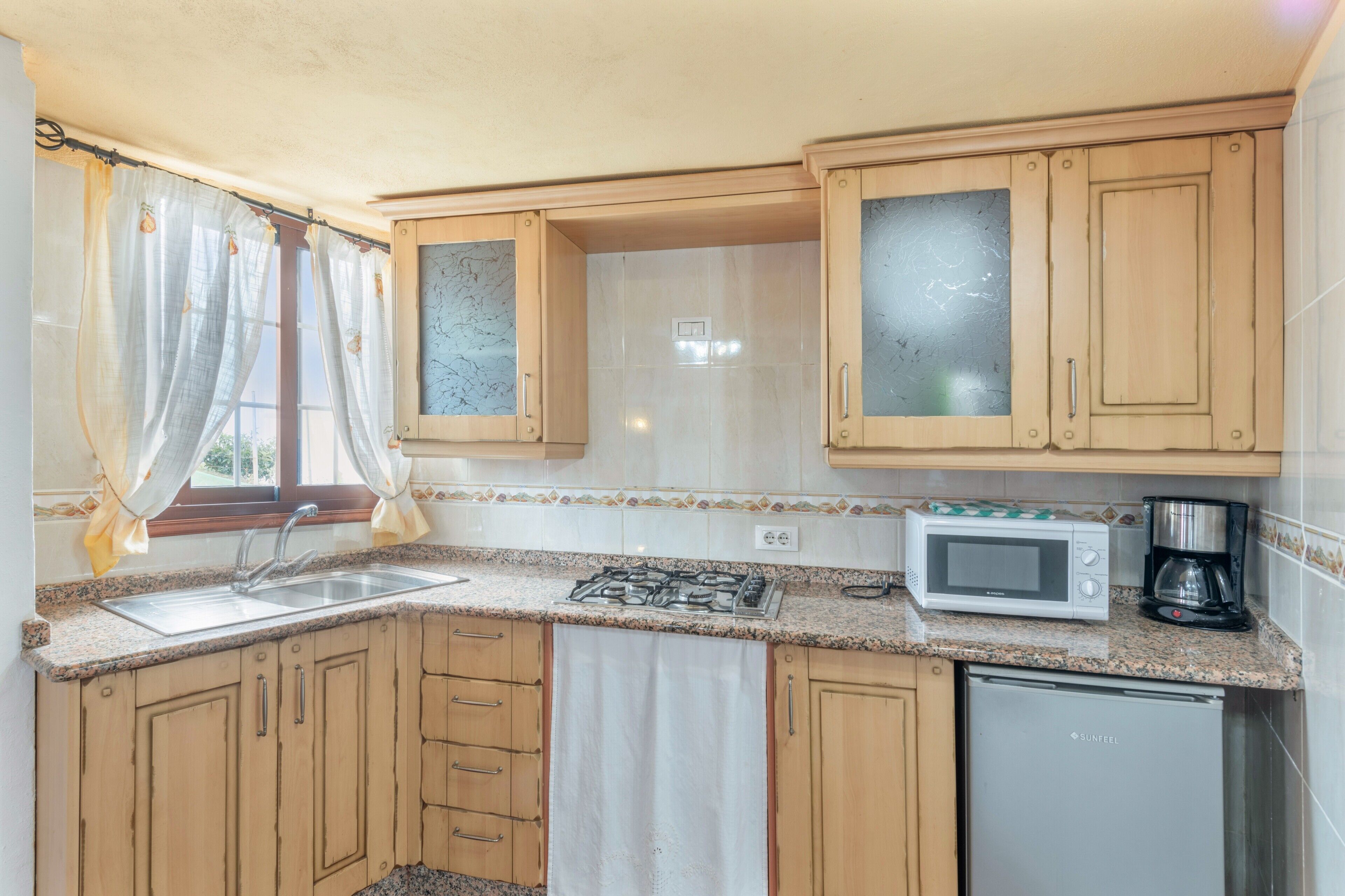 Køleskab, mikrobølgeovn, kogeplade, kaffe-/temaskine