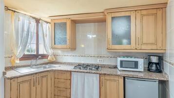 Køleskab, mikrobølgeovn, kogeplade, kaffe-/temaskine