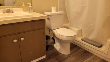 Toalhas de banho, sabonete, papel higiênico