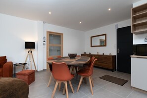 Dining - Family Prince Holiday Home with Jacuzzi, Garden & Wi-Fi – 5 Minutes’ Walk from the Beach (Arzon)