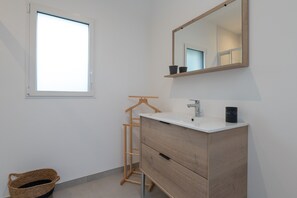 Interior - Family Prince Holiday Home with Jacuzzi, Garden & Wi-Fi – 5-Min Walk to the Beach (Arzon)