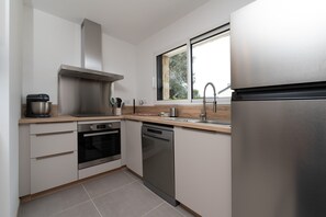 Fridge, microwave, oven, stovetop - Family Prince Holiday Home with Jacuzzi, Garden & Wi-Fi – 5-Min Walk to the Beach (Arzon)