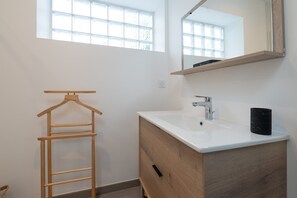 Shower, hair dryer - Family Prince Holiday Home with Jacuzzi, Garden & Wi-Fi – 5 Minutes’ Walk from the Beach (Arzon)