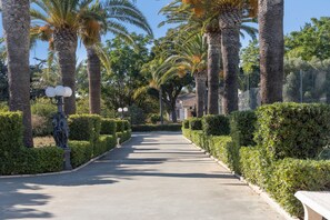 Property grounds - Holiday Home 'Lolita A' with Shared Pool, Wi-Fi and Air Conditioning (Chiclana de la Frontera)