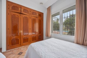 4 bedrooms, iron/ironing board, free WiFi, bed sheets