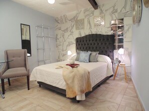 5 bedrooms, iron/ironing board, WiFi, bed sheets