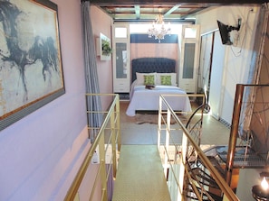 5 bedrooms, iron/ironing board, WiFi, bed sheets