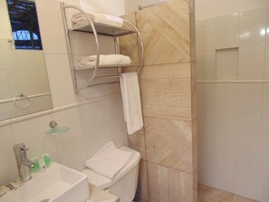 Secador de pelo, toallas, jabón, papel higiénico