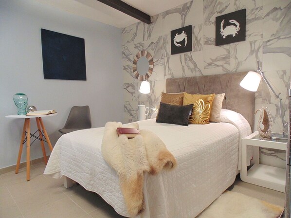 5 bedrooms, iron/ironing board, WiFi, bed sheets