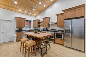 Private kitchen - Mountainaire Haven — Stargaze from the Deck (Flagstaff)