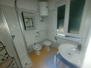 Douche, serviettes fournies