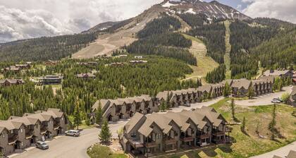 New! Ski-in/ Ski-out 3-bedroom condo with private hot tub & grill