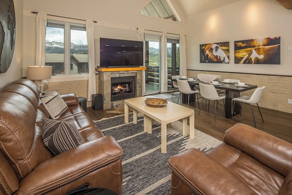 Smart TV, fireplace