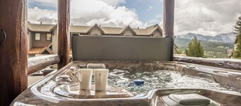 New! Ski-in/ Ski-out 3-bedroom condo with private hot tub & grill
