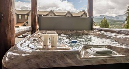 New! Ski-in/ Ski-out 3-bedroom condo with private hot tub & grill