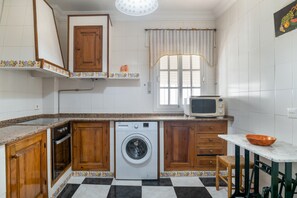 Frigorifero, microonde, forno, piano cottura