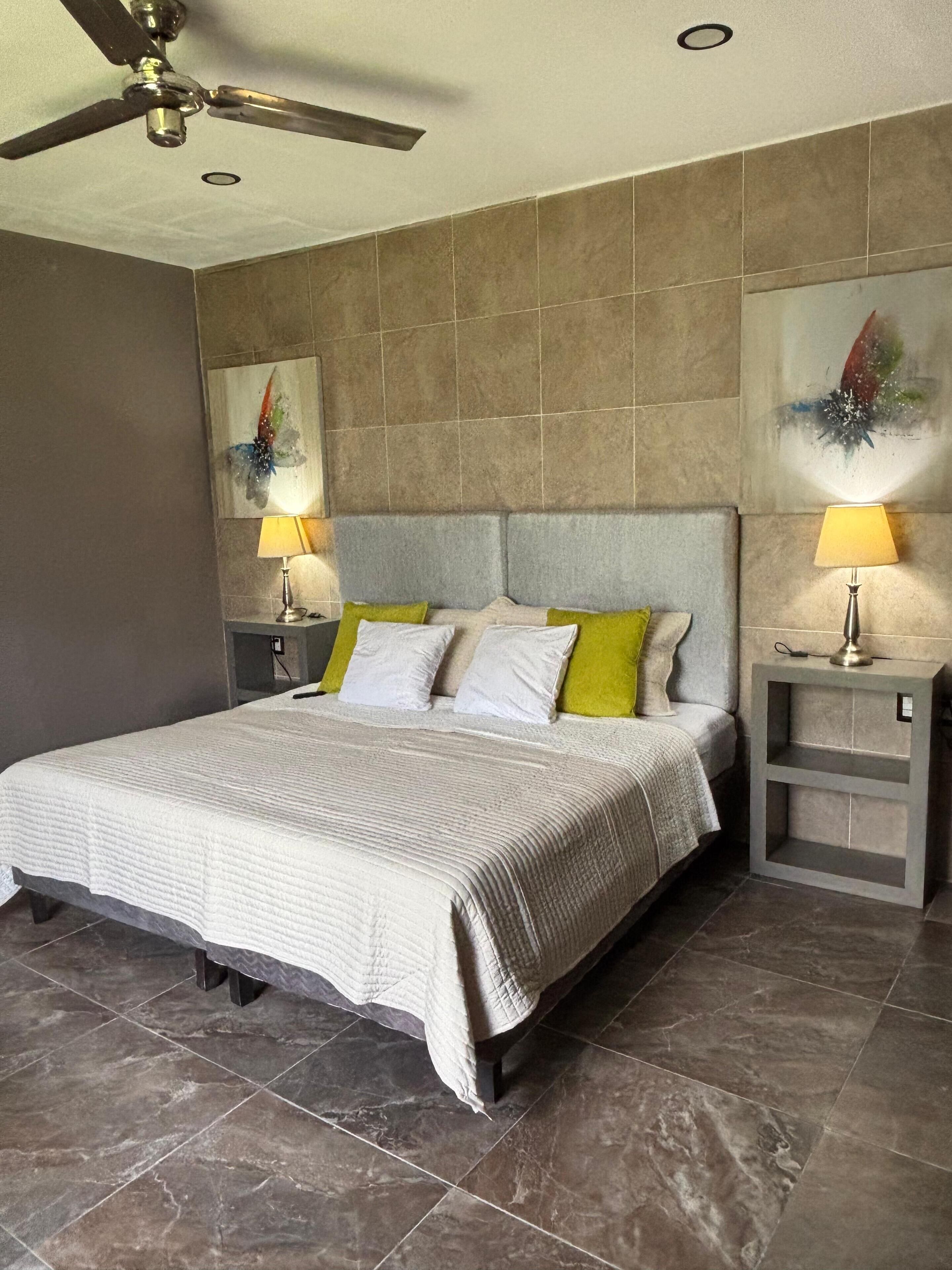 مكتب وستائر تعتيم ومكواة/لوح كي وواي فاي مجانًا