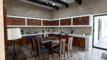 Refrigerador con congelador, microondas, licuadora y plancha de cocina