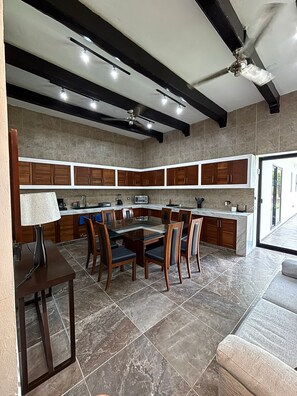 Großer Kühlschrank, Mikrowelle, Mixer, Grillplatte