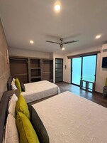 Escritorio, cortinas blackout y tabla de planchar con plancha