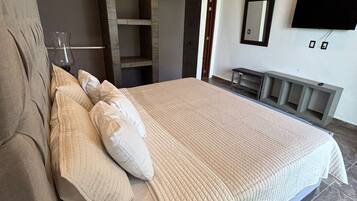 Suite Deluxe, vista al jardín | Escritorio, cortinas blackout y tabla de planchar con plancha