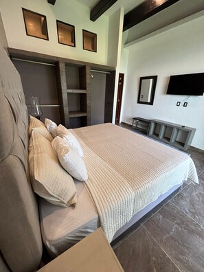 Suite Deluxe, vista al jardín | Escritorio, cortinas blackout y tabla de planchar con plancha 