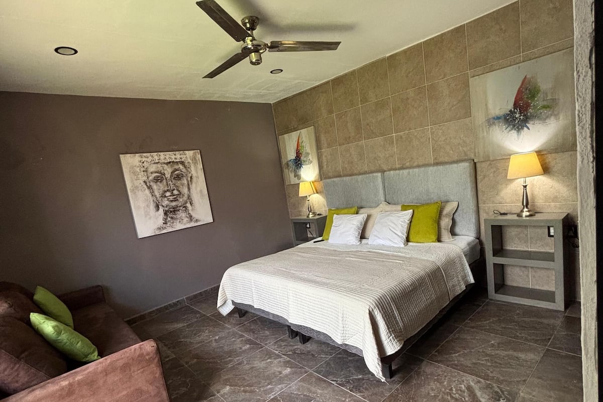 Suite Deluxe, vistes al jardí | Escriptori, cortines opaques, planxa i posts de planxar i wifi gratuïta 