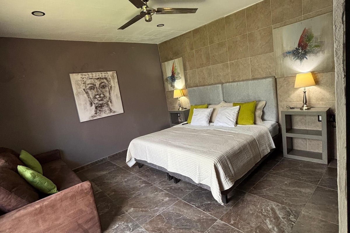 Suite Deluxe, patio, vistas al jardín | Escritorio, cortinas opacas, tabla de planchar con plancha y wifi gratis