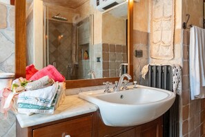 Shower, hair dryer, towels - Room 'Beb 1416 Camera' with Shared Terrace, Shared Garden and Wi-Fi (ANGHIARI)
