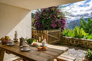 Outdoor dining - Country House 'Para Casa De Abajo' with Mountain Views, Private Terrace and Wi-Fi (Para)