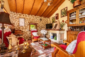 Televisión y chimenea 