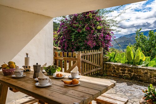 Country House 'Para Casa De Abajo' with Mountain Views, Private Terrace and Wi-Fi