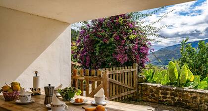 Country House 'Para Casa De Abajo' with Mountain Views, Private Terrace and Wi-Fi