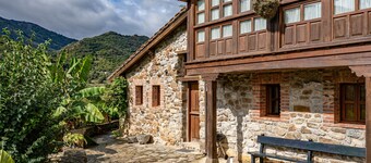 Country House 'Para Casa De Abajo' with Mountain View, Private Terrace and Wi-Fi
