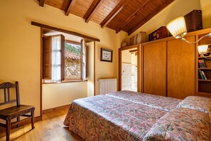 3 bedrooms, iron/ironing board, free WiFi, bed sheets - Country House 'Para Casa De Abajo' with Mountain Views, Private Terrace and Wi-Fi (Para)