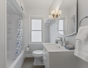 Hair dryer, towels, soap, shampoo - Modern Cozy Retreat (Clawson)