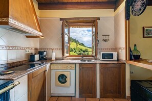 Réfrigérateur, micro-ondes, plaque de cuisson, cafetière/bouilloire