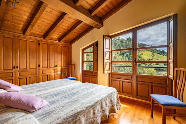 2 bedrooms, iron/ironing board, bed sheets