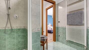 Dusche, kostenlose Toilettenartikel, Haartrockner, Handtücher
