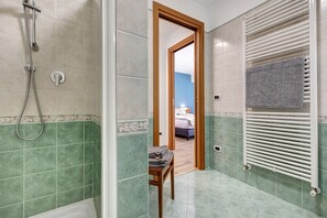 Suihku, ilmaiset hygieniatuotteet, hiustenkuivaaja, pyyhkeet