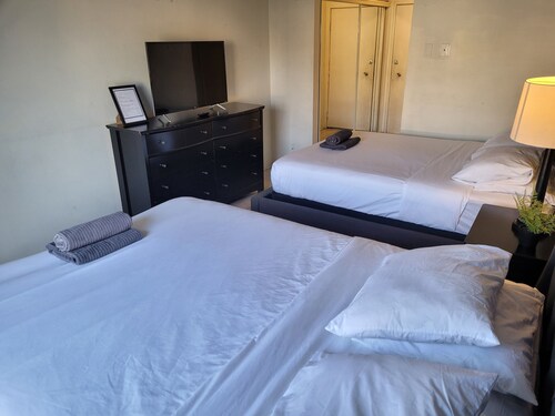 Double Queen Bed Unit with AC and WiFi in Beverly Hills